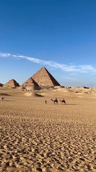 جمال قدام الأهرامات